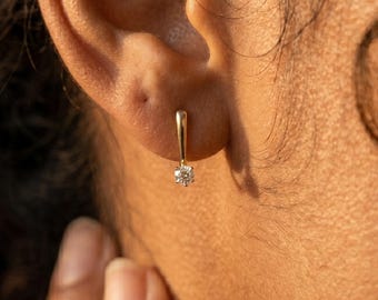 Pendientes colgantes de oro de 14 quilates con diamantes / Pendientes minimalistas de barra vertical / Pendientes colgantes solitarios delicados / Joyería delicada para el día a día. Regalo para ella.