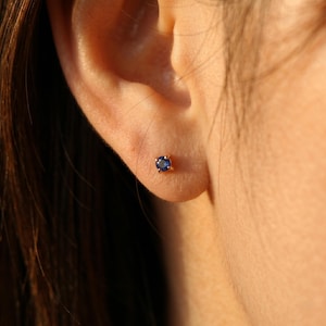 Små örhängen med blå safir, nätta minimalistiska ädelstenssmycken, present till henne med födelsesten i september, små örhängen i 14k guld