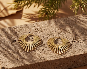 Pendientes colgantes Sunburst de oro radiante / Aros Huggie con textura de abanico / Joyería chapada en oro con estilo bohemio vintage