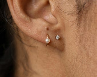 Złote kolczyki z perłami | Malutkie kolczyki z perłami | Delikatna minimalistyczna biżuteria | Mały złoty piercing | Kolczyk z drugą dziurką | Prezent dla niej