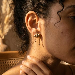 Pendientes de nube dorados con gotas de lluvia / Joyería caprichosa inspirada en la naturaleza / Delicados pendientes colgantes dorados / Regalo celestial único para ella