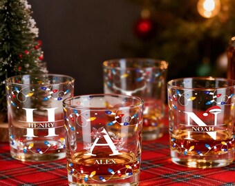 Personligt julglas med renhorn och namn, anpassad blommig initial för julmugg, familjegåva till pappa som älskar whisky