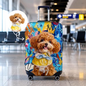 Puede incluir: Una maleta con ruedas que presenta un fondo abstracto, vibrante y multicolor con un retrato grande y detallado de un caniche marrón con un abrigo amarillo y una pajarita azul. El nombre Toby está impreso en blanco bajo el perro y una corona.