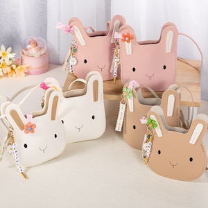 Personalisierte Mädchenhäschen-Umhängetasche mit Gänseblümchen-Namensanhänger, personalisiertes Geschenk, Kleinkindgeschenk, Geschenk für Kinder, Geschenk für Mädchen, Geschenk für Sie