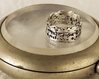 Tiny Crown Lace Ring