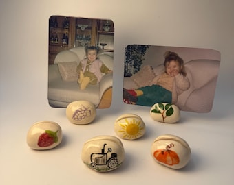 Portafoto in ceramica fatto a mano, colore crema beige, espositore per mini Polaroid.