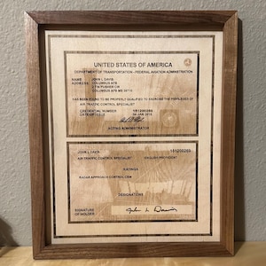 Placa gravada com certificado de Controlador de Tráfego Aéreo da FAA