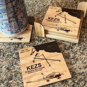 Gepersonaliseerde luchtvaartonderzetters Gegraveerde houten luchthavenonderzetters met aangepast ontwerp Set van 4"