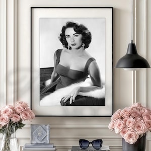 elizabeth taylor green satin dress The iconic green dress worn by Elizabeth Taylor in Suddenly, Last Summer (1959) was designed by Oliver Messel, a renowned British stage and film designer. With its fitted bodice, flowing skirt, and