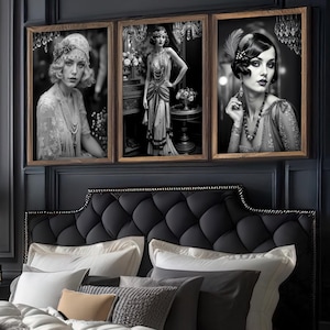 Puede incluir: Tres retratos en blanco y negro enmarcados de mujeres con atuendo vintage. Los retratos están en marcos de madera y están montados sobre un cabecero negro con mechones con almohadas blancas y grises. Las mujeres llevan collares de cuentas y diademas.