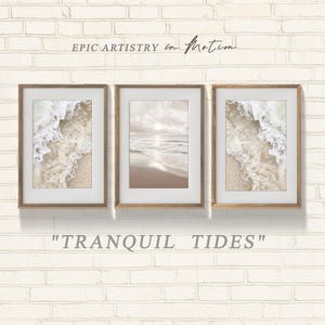 Puede incluir: Tres impresiones enmarcadas de escenas de playa. Cada impresión presenta una playa arenosa y olas del océano en tonos beige, blanco y marrón. El texto "TRANQUIL TIDES" está debajo de los marcos. La frase "EPIC ARTISTRY in Motion" está arriba.