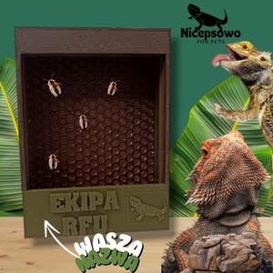Può includere: Una cornice in legno marrone con un inserto marrone a forma di nido d'ape. La cornice ha un'etichetta verde che dice "Ekipa RFU" e una piccola grafica di lucertola. La cornice è su una superficie di legno con uno sfondo di foglia verde. Ci sono quattro piccoli insetti marroni all'interno della cornice. Il testo "Nicepsowo for Pets" è nell'angolo in alto a destra dell'immagine.