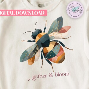Puede incluir: Sudadera blanca con una ilustración de abeja colorida. La abeja tiene alas y cuerpo de retazos. Las palabras "gather & bloom" están debajo. La parte superior también tiene el texto "DIGITAL DOWNLOAD" en una pancarta rosa.