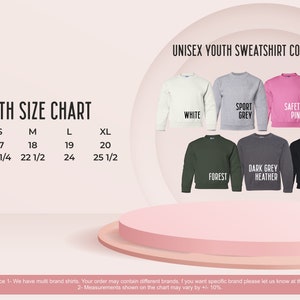 Puede incluir: Tabla de tallas para sudaderas para j&oacute;venes con medidas en pulgadas. Las opciones de color incluyen blanco, gris deportivo, rosa seguridad, rojo, bosque, gris oscuro jaspeado y negro.