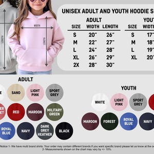 Peut inclure: Tableau des tailles de sweat-shirts &agrave; capuche unisexes pour adultes et enfants avec des mesures en pouces. Le tableau pr&eacute;sente diff&eacute;rentes couleurs de sweat-shirts &agrave; capuche pour adultes et enfants, notamment blanc, sable, rose clair, gris sport, rouge &eacute;carlate chin&eacute;, marron, vert militaire, for&ecirc;t, bleu royal, marine, gris fonc&eacute; chin&eacute; et noir. Le tableau comprend &eacute;galement une note importante concernant les sweat-shirts de plusieurs marques et les variations de mesures.