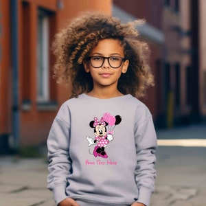 Puede incluir: Una sudadera gris con un gr&aacute;fico rosa de Minnie Mouse sosteniendo globos. El texto "Your Text Here" est&aacute; impreso debajo del gr&aacute;fico.