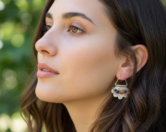 Hamrade örhängen i sterlingsilver: Boho-smycken med korall- och lapis pärlor