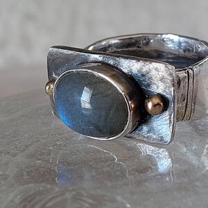 Handgjord oval labradoritring: Sterlingsilver och 14K guld, hantverksmässigt uttalande bild 7