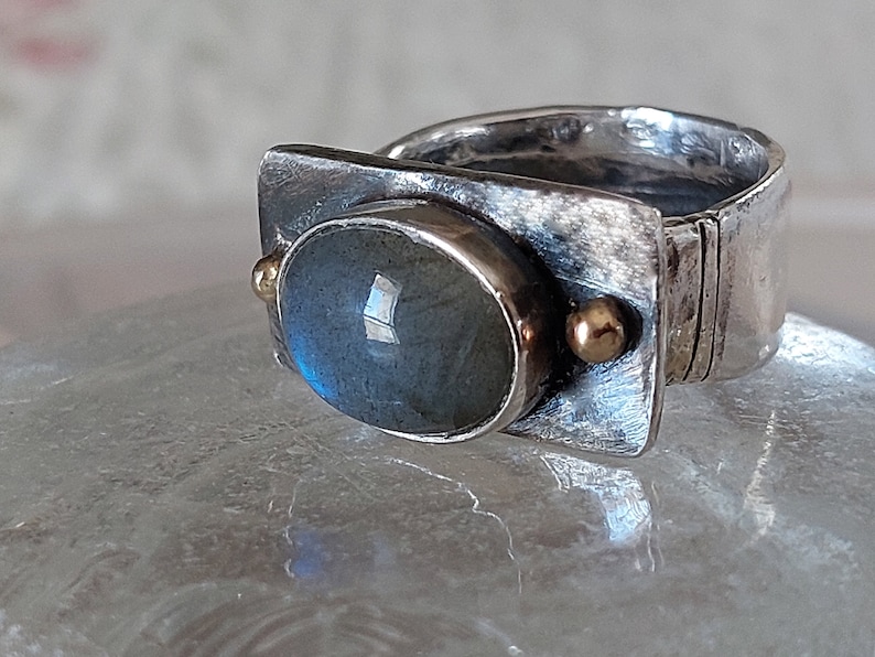 Handgjord oval labradoritring: Sterlingsilver och 14K guld, hantverksmässigt uttalande bild 7