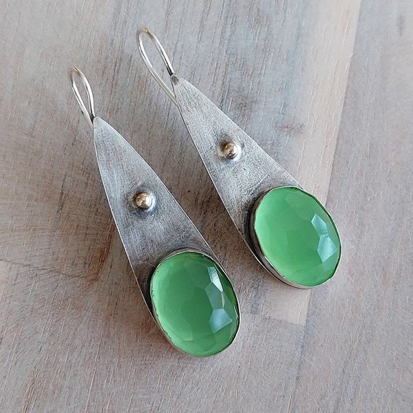 Groene Teardrop bungelt, lange drop oorbellen, groene stenen oorbellen, heldere bungelt, alledaagse bungelt, Boho groene steen, Black Friday Sale