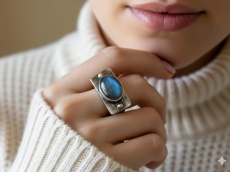 Handgjord oval labradoritring: Sterlingsilver och 14K guld, hantverksmässigt uttalande bild 3
