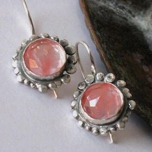 Boucles d&#39;oreilles pendantes faites main en argent sterling à quartz rose