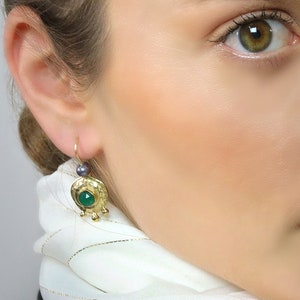 Green Stone Dangles, Round Dangle Earring, Antique Earrings, Green Onyx Earrings, Onyx and Pearls, Everyday Earrings, 18K Gold Filled imagem 9