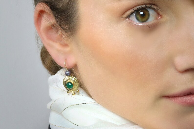 Green Stone Dangles, Round Dangle Earring, Antique Earrings, Green Onyx Earrings, Onyx and Pearls, Everyday Earrings, 18K Gold Filled imagem 9