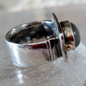 Handgjord oval labradoritring: Sterlingsilver och 14K guld, hantverksmässigt uttalande bild 8