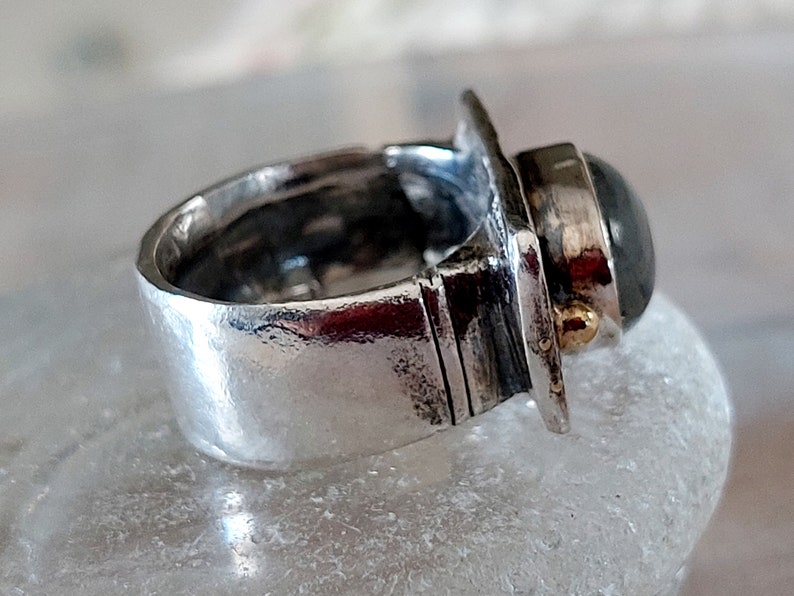 Handgjord oval labradoritring: Sterlingsilver och 14K guld, hantverksmässigt uttalande bild 8