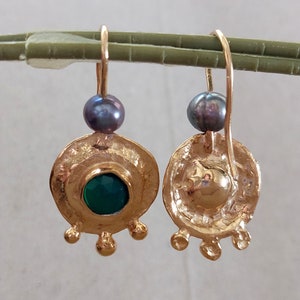 Green Stone Dangles, Round Dangle Earring, Antique Earrings, Green Onyx Earrings, Onyx and Pearls, Everyday Earrings, 18K Gold Filled imagem 6