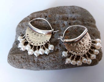 Pendientes de aro con perla de plata de ley hechos a mano: joyería bohemia