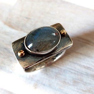 Handgjord oval labradoritring: Sterlingsilver och 14K guld, hantverksmässigt uttalande bild 2