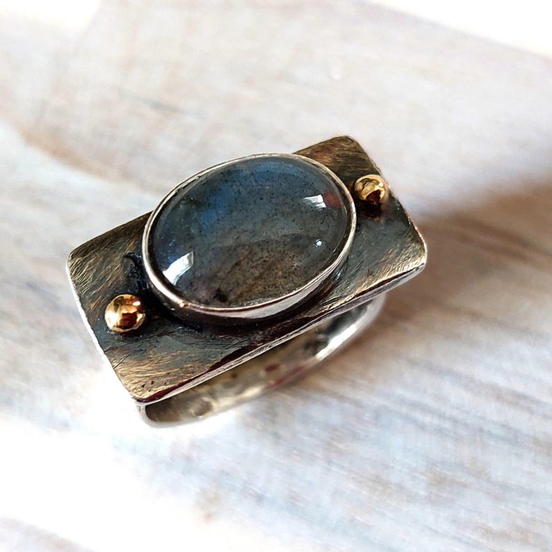 Handgjord oval labradoritring: Sterlingsilver och 14K guld, hantverksmässigt uttalande bild 2
