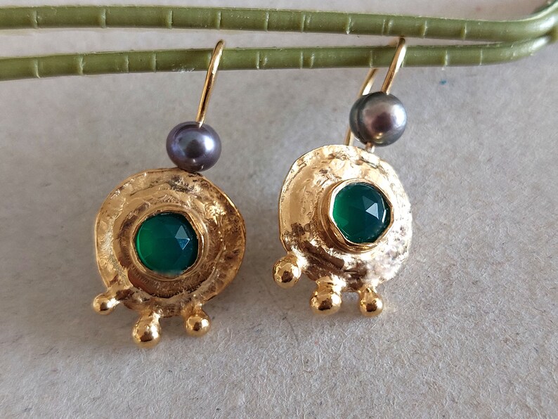 Green Stone Dangles, Round Dangle Earring, Antique Earrings, Green Onyx Earrings, Onyx and Pearls, Everyday Earrings, 18K Gold Filled imagem 2