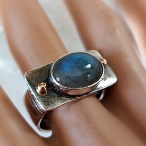 Handgjord oval labradoritring: Sterlingsilver och 14K guld, hantverksmässigt uttalande bild 4