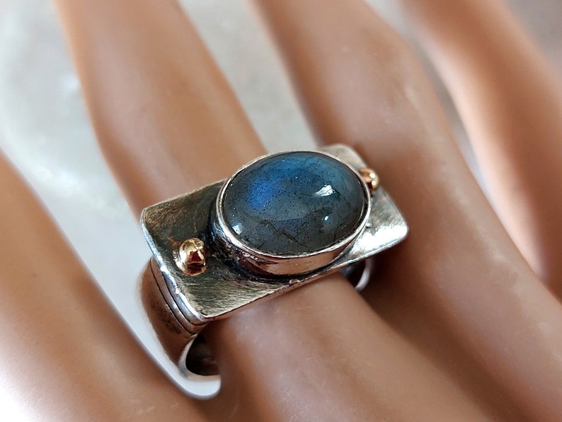 Handgjord oval labradoritring: Sterlingsilver och 14K guld, hantverksmässigt uttalande bild 4