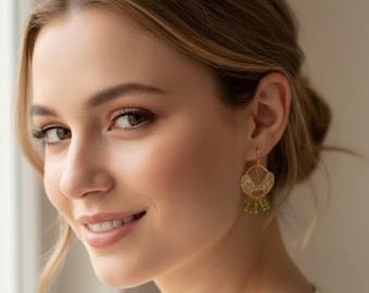 Pendientes colgantes de peridoto hechos a mano en oro de 18 quilates.