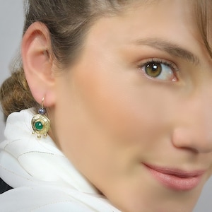 Green Stone Dangles, Round Dangle Earring, Antique Earrings, Green Onyx Earrings, Onyx and Pearls, Everyday Earrings, 18K Gold Filled imagem 3