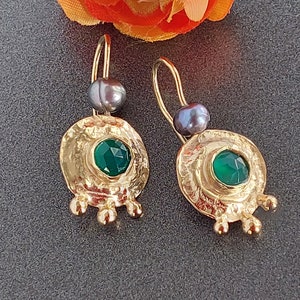 Green Stone Dangles, Round Dangle Earring, Antique Earrings, Green Onyx Earrings, Onyx and Pearls, Everyday Earrings, 18K Gold Filled imagem 7