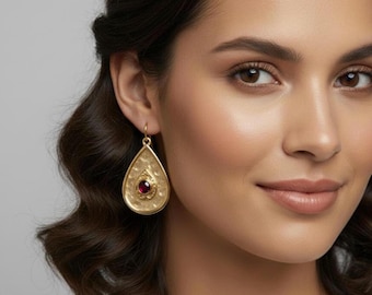 Pendientes colgantes de granate hechos a mano: Pera texturizada en oro amarillo de 18 quilates