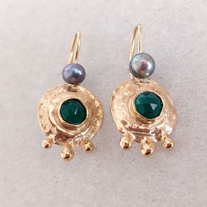 Green Stone Dangles, Round Dangle Earring, Antique Earrings, Green Onyx Earrings, Onyx and Pearls, Everyday Earrings, 18K Gold Filled imagem 10
