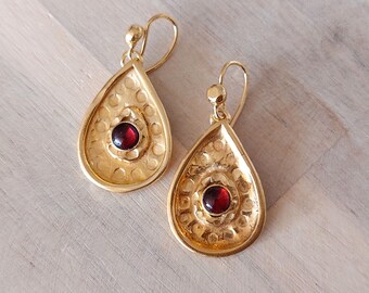 Gold Round Garnets, Gold Handmade Drops, Gold Red Garnet, Victorian Earrings, Handmade Earrings, Textured Jewelry, 18K Gold Earrings