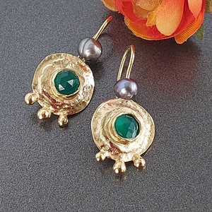 Green Stone Dangles, Round Dangle Earring, Antique Earrings, Green Onyx Earrings, Onyx and Pearls, Everyday Earrings, 18K Gold Filled imagem 5