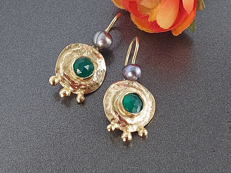 Green Stone Dangles, Round Dangle Earring, Antique Earrings, Green Onyx Earrings, Onyx and Pearls, Everyday Earrings, 18K Gold Filled imagem 5