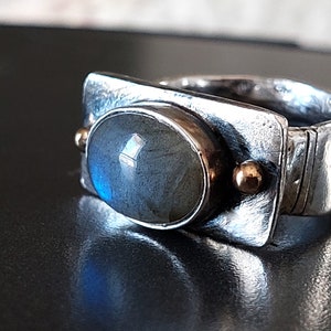 Handgjord oval labradoritring: Sterlingsilver och 14K guld, hantverksmässigt uttalande bild 6