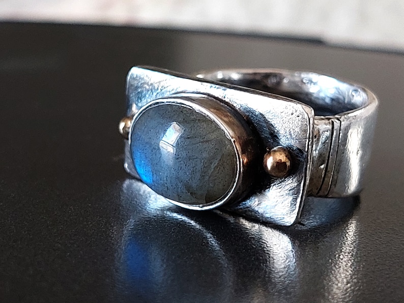 Handgjord oval labradoritring: Sterlingsilver och 14K guld, hantverksmässigt uttalande bild 6