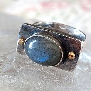 Handgjord oval labradoritring: Sterlingsilver och 14K guld, hantverksmässigt uttalande bild 5