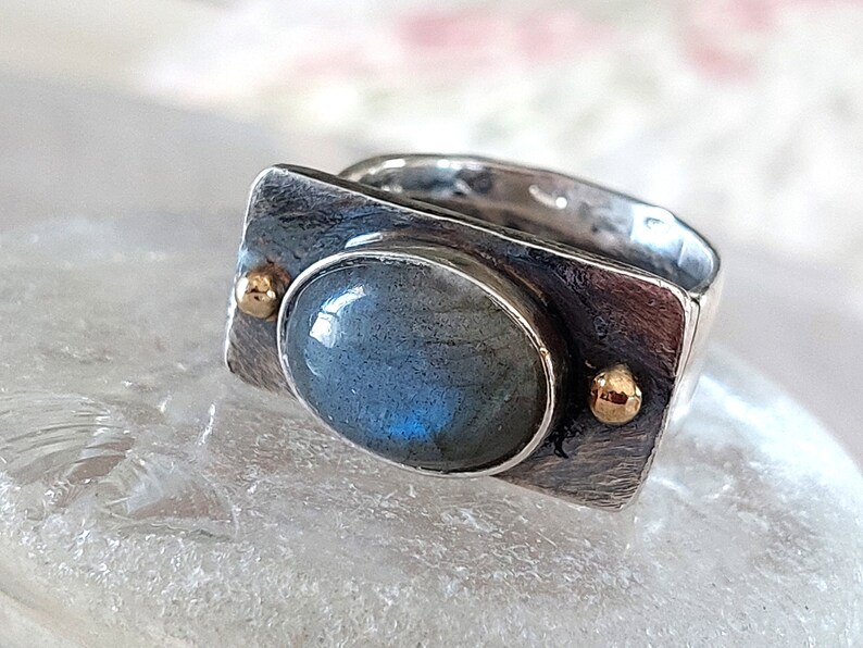 Handgjord oval labradoritring: Sterlingsilver och 14K guld, hantverksmässigt uttalande bild 5