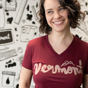 Vermont Script t-shirt dam v-ringad bergskjorta present till henne